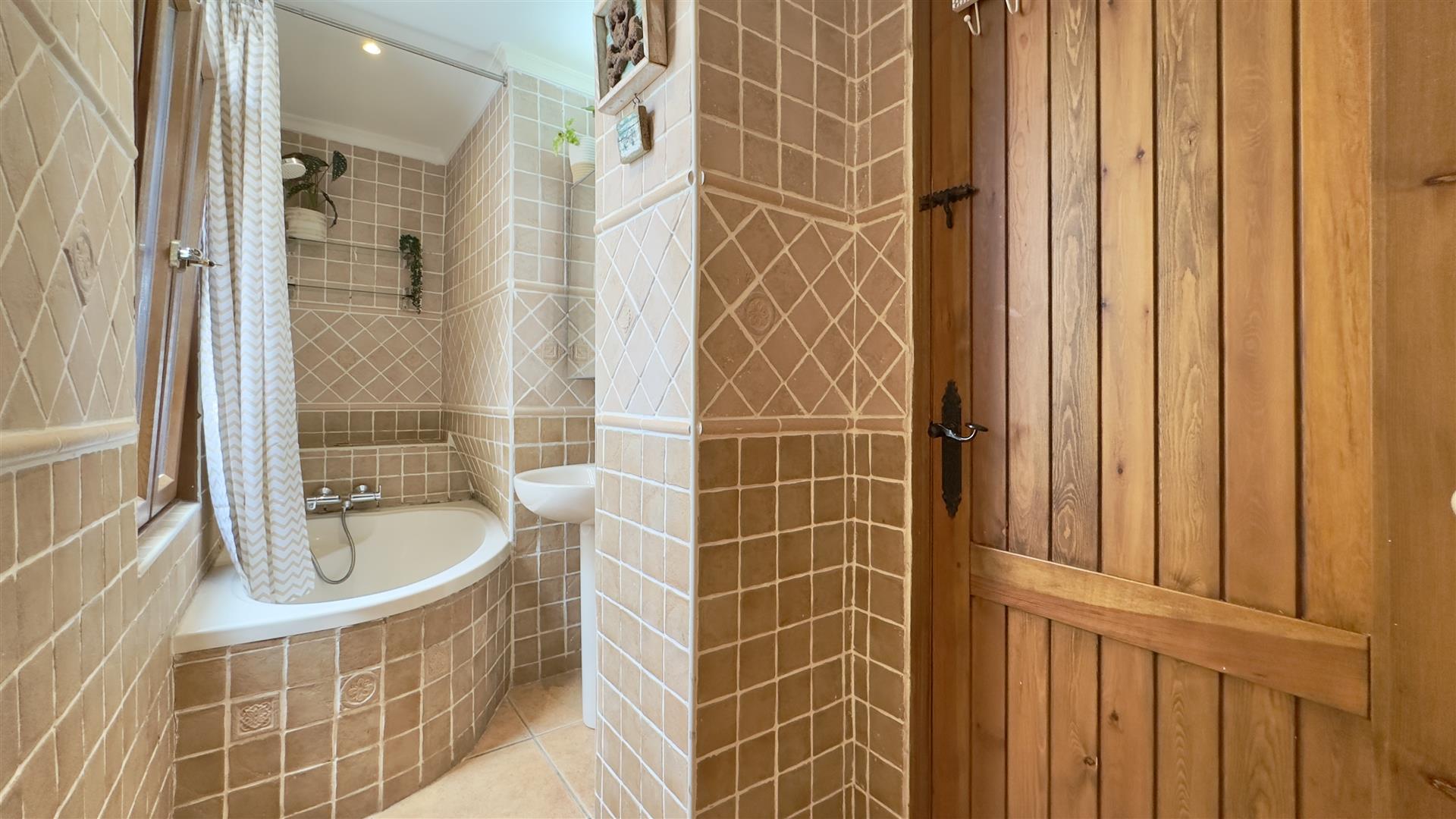 Image of House - 2 Bedrooms - 1 Bathrooms for Sale in Upper Town-Gibraltar, Image 4